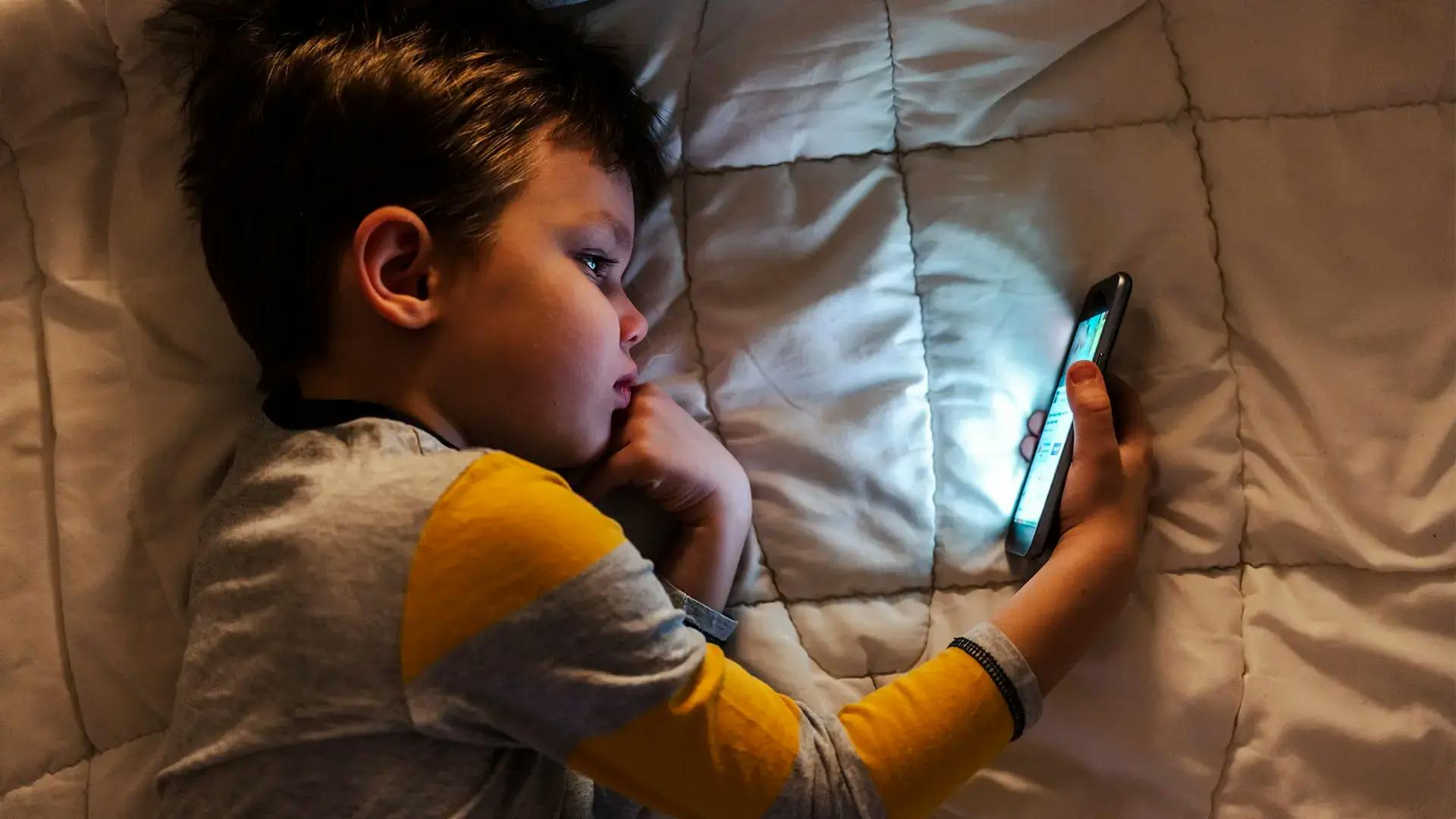 Cum îi afectează device-urile pe copii